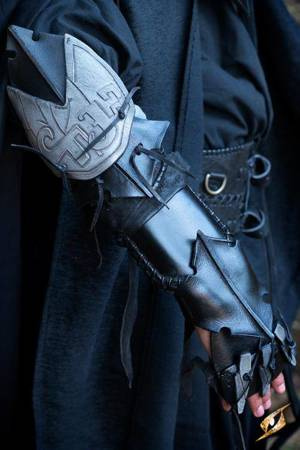 Claw Bracer - Right Arm - Black/Desert Beige