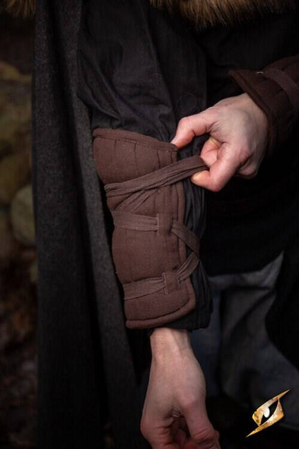 Padded Squire Bracers - Brown - pikowane karwasze