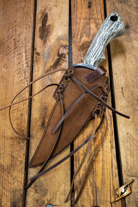 Ranger Knife & Scabbard - Right - Brown