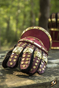 Hourglass Gauntlets - Red