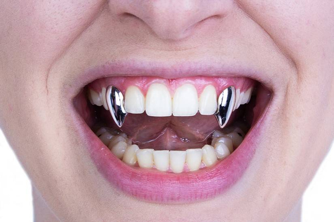 ScareCrow Vampire Fangs - Small - Chrome