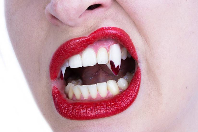 ScareCrow Vampire Fangs - Classic - Blood Tips