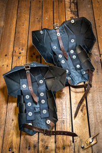 Raider Shoulders - Epic Dark/Rust