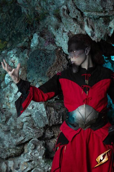 Eventide Pourpoint - Red/Epic Black